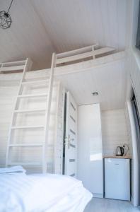 Rúm í herbergi á Pod Cyprysami - surf & family resort