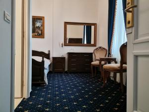 1 dormitorio con cama, tocador y espejo en Weiss Little Palace, en Brasov