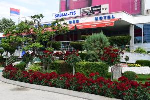 En hage utenfor Hotel "Srbija Tis"