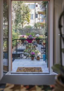 an open door to a patio with a table and flowers at Le Stanze dei Fiori in Bologna +20 photos