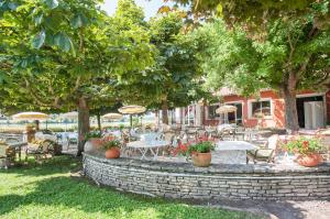 O grădină în afara Hôtellerie Beau Rivage