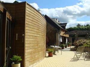 una pared de madera junto a un patio con plantas en Chambres d'hôtes dans la cité des trois vallées, en Saint-Brieuc