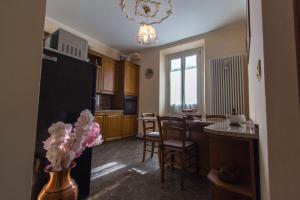 a kitchen and dining room with a dining table at Le sou tri in Aosta