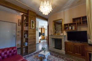 a living room with a fireplace and a television at Le sou tri in Aosta