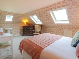 En eller flere senge i et værelse på Maisie's Cottage