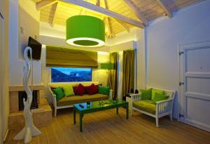 TV a/nebo společenská místnost v ubytování Salvator Villas & Spa Hotel