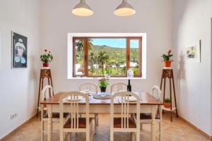 a dining room with a table and chairs and a window at Casa Maria Dolores in Haría