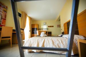 Postel nebo postele na pokoji v ubytování Ticho's Greenblu Hotel