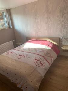 Ένα ή περισσότερα κρεβάτια σε δωμάτιο στο Gites Bretzel et Cigogne