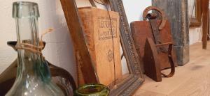 un espejo y una botella de cristal sobre una mesa en -Coeur historique -My Little Garden - Parking gratuit 500m -La Clef de Honfleur, en Honfleur