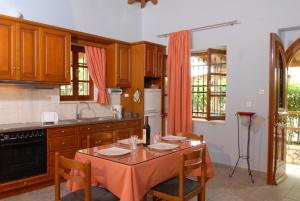 Kuchyňa alebo kuchynka v ubytovaní Lefkada Villas by Omikron Selections