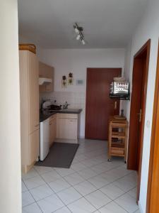 uma cozinha com um lavatório e uma bancada em FW Thormann em Binz