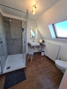 un bagno con doccia, WC e lavandino di Herrlicher Nord und Süd-Blick direkt am Nord-Ostsee-Kanal a Breiholz Altre 15 foto
