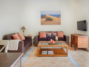 - un salon avec un canapé et une table basse dans l'établissement Citygarden 1, à Las Palmas de Gran Canaria