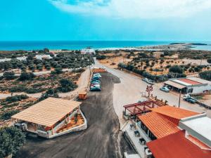 una vista aérea de una ciudad con el océano en Elafonisi Rooms For Rent, en Elafonisi