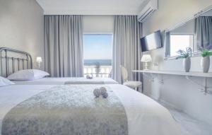 ein Hotelzimmer mit zwei Betten und Meerblick in der Unterkunft Erofili Hotel in Kavos