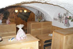 klasa z drewnianymi blatami i pokój ze ścianą w obiekcie Apartmány-Zámecká restaurace w mieście Jindřichovice +17 zdjęć
