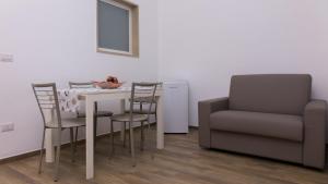 une chambre avec une table, des chaises et une chaise dans l'établissement Camera con Vista, à Bari