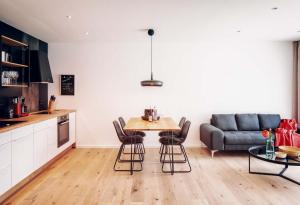 eine Küche und ein Wohnzimmer mit einem Tisch und einem Sofa in der Unterkunft Walser ART in Mittelberg