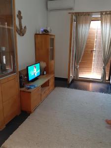 Cette chambre dispose d'un bureau avec une télévision et une fenêtre. dans l'établissement Vila Pan, à Zadar