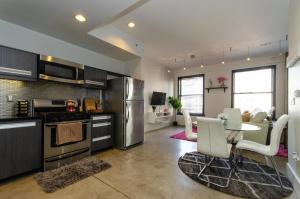 Kitchen o kitchenette sa Modern Loft with Rooftop Lounge in DTLA