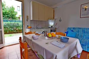 een keuken met een tafel met fruitschalen erop bij Appartamento La Fenicia in Marciana Marina