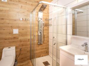 W łazience znajduje się prysznic, toaleta i umywalka. w obiekcie Domki Wakacyjne Wybrzeże w mieście Mielno