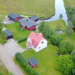 eine Luftansicht eines Hauses mit rotem Dach in der Unterkunft Villa Kuriosa SKOGSFEEN in Ytterhogdal