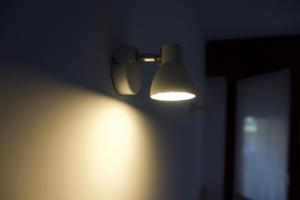 a light on the side of a wall in a room at Pension Norte in Portugalete
