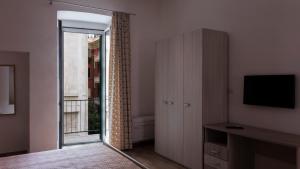 d'un salon avec une porte coulissante en verre s'ouvrant sur un balcon. dans l'établissement Camera con Vista, à Bari