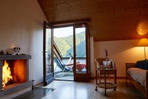 sala de estar con chimenea y vistas al agua en Wild Valley Secluded Apartment 3, en Loco
