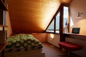 Un dormitorio con una cama en una habitación con ventana. en Wild Valley Secluded Apartment 3, en Loco