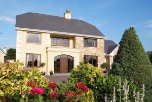 una casa con un giardino davanti di Dunross House B&B a Killarney