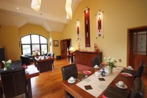 una sala da pranzo con tavolo e sedie di Dunross House B&B a Killarney