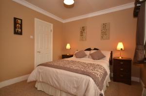 Кровать или кровати в номере Dunross House B&B