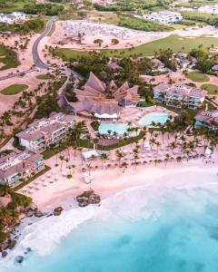 - une vue aérienne sur le complexe et la plage dans l'établissement Eden Roc Cap Cana, à Punta Cana