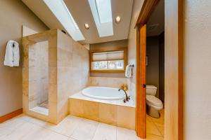 ベンドにあるWhiskey Mountain Lookoutのバスルーム(バスタブ、トイレ付) +40枚の写真