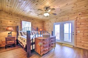 Ένα ή περισσότερα κρεβάτια σε δωμάτιο στο Large Cabin with Deck Overlooking Norfork Lake!