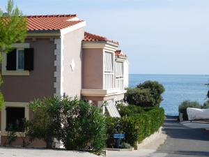 Hrvatska, RUKAVAC-OTOK VIS, Apartments Mirjana