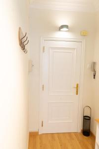 eine weiße Tür in einem Zimmer mit Holzboden in der Unterkunft Sweet Home, Cuatro Caminos in A Coruña