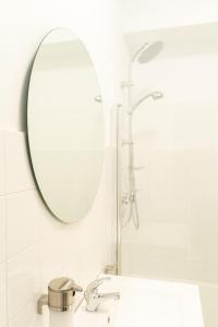 ein Badezimmer mit einem Spiegel und einem Waschbecken in der Unterkunft Sweet Home, Cuatro Caminos in A Coruña