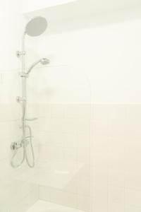 eine Dusche mit Duschkopf im Bad in der Unterkunft Sweet Home, Cuatro Caminos in A Coruña