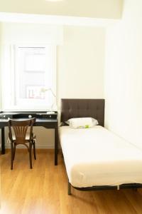 Schlafzimmer mit einem Bett und einem Schreibtisch in der Unterkunft Sweet Home, Cuatro Caminos in A Coruña