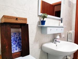 Bathroom sa Appartamento "C'era una volta" - Ancona