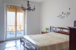 um quarto com uma cama e uma grande janela em 4 bedrooms apartement with furnished terrace and wifi at Recanati 8 km away from the beach em Recanati