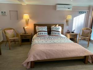 - une chambre avec un grand lit et 2 chaises dans l'établissement Villa Escandia, à Valence
