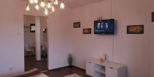 a living room with a tv on a white wall at Center Diamond in Târgu-Mureş