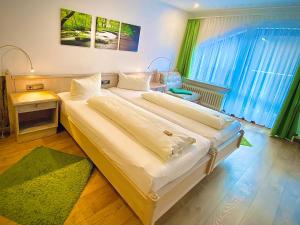 Postel nebo postele na pokoji v ubytování Meister BÄR HOTEL Am Wald