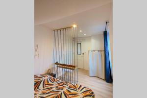 A bed or beds in a room at Appart'Hôtel Le Strasbourg - RENOVÉ, CALME ET NETFLIX