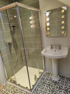 y baño con ducha y lavamanos. en Luxury Skibbereen Town House en Skibbereen